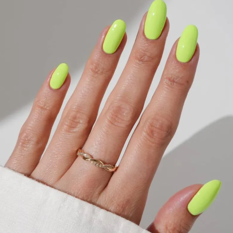 Vernis semi-permanent I-LAK – couleur Lime Glow, tenue longue durée / 11ml